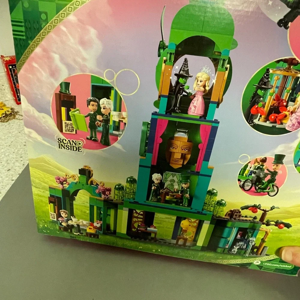 LEGO Wicked WelcomeTo Emerald City 75684 945Pcs 9+ Playset - Green/Gold/Pink NIB - Picture 5 of 13